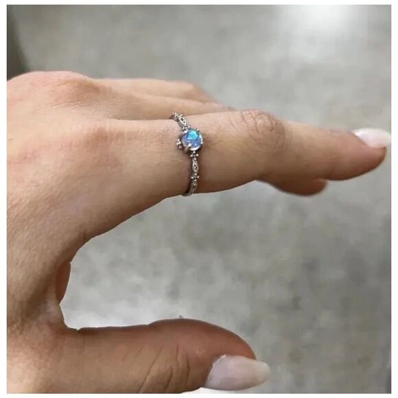 🌓Gorgeous Solid Sterling Silver Petite Moonstone Ring - Picture 3 of 17